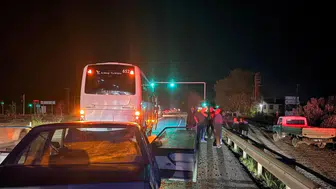 Manavgat'ta Kırmızı Işıkta Bekleyen Otobüse Çarpan Sürücü Ağır Yaralandı