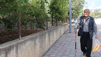 86 Yaşındaki Bayram Dede Her Gün 8 Kilometre Yürüyerek Dinç Kalıyor