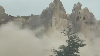 Kapadokya'da Dehşet Anları: Müze Girişinde Peribacası Çöktü, Yaralılar Var!