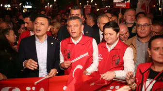 Özgür Özel'den Cumhuriyet Yürüyüşü'nde İktidar Mesajı! "Yaktık Gemileri, Yeni Bir Yoldayız"