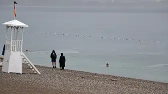 Antalya'da Sıradan Bir Görüntü: Sağanağa Aldırış Etmeden Denize Girdiler