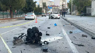Burdur'da Kontrolden Çıkan Otomobil Dükkana Girdi