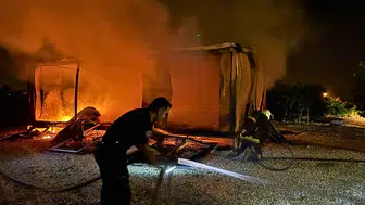 Alevler Bir Anda Yükseldi! Serik'te Konteyner Ev Cayır Cayır Yandı