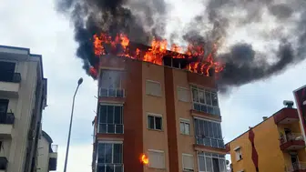 Muratpaşa'da Dubleks Çatı Katı Alev Alev Yandı: Kiracı Hakkında İddialar