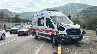 Burdur'da Zincirleme Kaza: Ambulans Işıkta Bekleyen Araçlara Çarptı