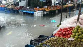 Alanya Mahmutlar'da Sağanak Yağış Cumartesi Pazarı'nı Göle Çevirdi