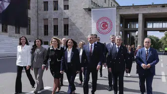 Meclis'te 5. Yasama Yılı Mesaisi Atatürk Anıtı'ndaki Törenle Başladı