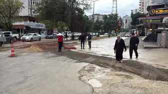 Adana'da Yağış Sonrası Yol Çöktü: Araçlar Çukura Saplandı