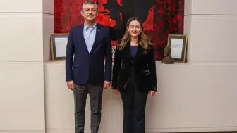 Gözler Antalya Büyükşehir’deydi: Büşra Özdemir’den Özgür Özel’e Telefon!