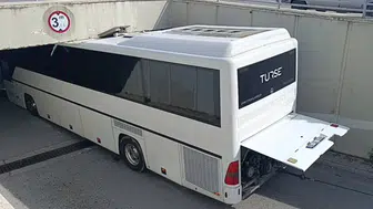Manavgat'ta Tur Otobüsü Alt Geçide Sıkıştı! Simit Ayranla Kurtarılışını İzledi