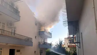 Antalya'da Korkutan Yangın: Mahsur Kalan Kediyi Kiracı Kurtardı