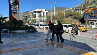 Alanya'da Park Halindeki Araçtan Cephanelik Gibi Uyuşturucu Çıktı
