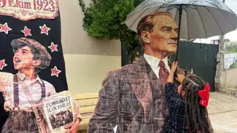 Minik Öğrenciden Yürek Isıtan 29 Ekim Hareketi: Atatürk Maketini Korudu