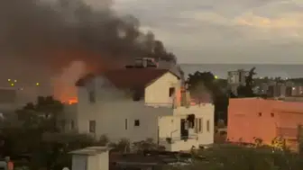 Antalya'da Korkutan Yangın!  İki Katlı Evin Çatısı Alevlere Teslim Oldu