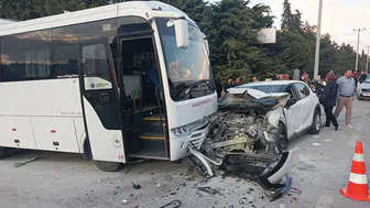 Burdur'da Zincirleme Kaza: 3 Otomobil ile Servis Çarpıştı, 5 Yaralı
