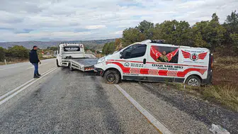Isparta’da Cenaze Nakil Aracı Şarampole Devrildi: Sürücü Yaralandı!
