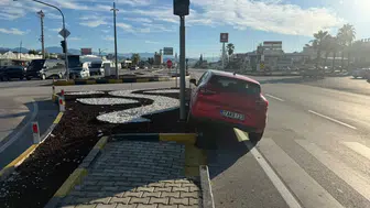 Serik Sanayi Kavşağı'nda Otomobiller Çarpıştı: 1 Yaralı