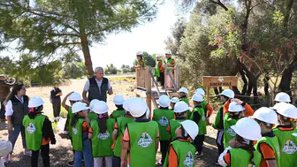 Antalya'da Minik Öğrenciler 'Orman Okulu' ile Doğayı Keşfediyor