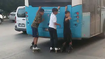 Antalya Trafiğinde Otobüse Tutunan Patenli Çocuklar Kamerada