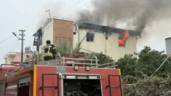 Mersin'de İki Katlı Binanın Çatı Katında Yangın Çıktı