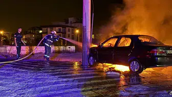 Serik'te Önce Araca Sonra Elektrik Direğine Çarpıp Alev Aldı: 2 Yaralı