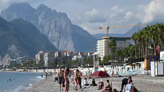 Antalya'da Güneşli Hava Keyfi: Köpeğiyle Denize Girdi