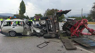 Burdur'da Otomobil Römorka Çarptı, Sıkışan Sürücü Ağır Yaralandı