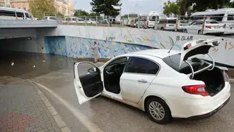 Adana'da Sağanak Yağış: Suya Gömülen Otomottaki Aile Kurtarıldı
