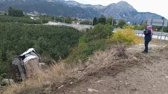 Kontrolden Çıkan Kum Yüklü Tır Bahçeye Devrildi: 1 Ölü