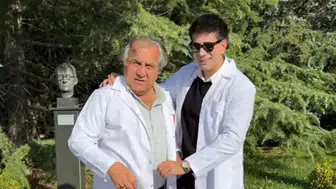 Çapa’nın Ünlü Cerrahı Türkan Babasına Mezuniyette Önlük Giydirdi