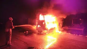 Hatay'da Korkutan Araç Yangını: İtfaiyenin Müdahalesiyle Söndürüldü