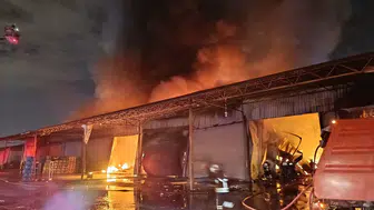 Adana Halinde Büyük Yangın! 22 İş Yeri Küle Döndü