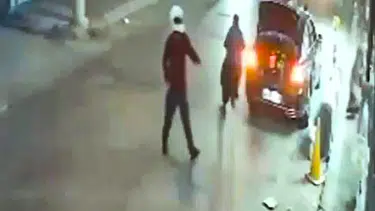 Adana'da Kasklı Saldırgan İş Yerine Kurşun Yağdırdı! Kameralar Saniye Saniye Kaydetti
