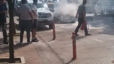 Alanya’da Otomobil Son Anda Kurtarıldı: Sürücü Durdurdu, Vatandaş Söndürdü