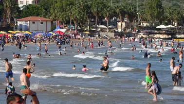 Akdeniz’de Bayram Bereketi: Mersin Sahilleri Doldu Taştı, Deniz Sezonu Açıldı!