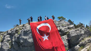 Burdur’da Zirvede 54 Metrelik Dev Bayrak!