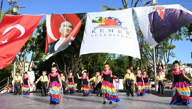 Kemer’de Yarım Kalan Coşku Meydanda Tamamlandı