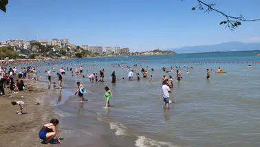 Adana da Güneşi Gören Tatilciler Yumurtalık Sahili'ne Akın Etti