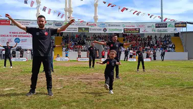 Kumluca'da Tüm Stadyum Onu İzledi! 3 Yaşındaki Ardenalp'ten Zeybek Performansı