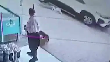Faciadan Saniyelerle Dönüldü! Adana'da Aracın Altına Giren Çocuğu Böyle Kurtardı.
