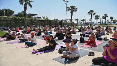 Konyaaltı’nda Sağlıklı Yaşam: Yüzlerce Kişi Pilates ve Yogada Buluştu