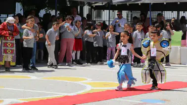 Burdur'da Minik Öğrencilerden Geri Dönüşüm Defilesi