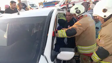 Hatay'da İki Otomobil Çarpıştı: Sıkışan Yaralıları İtfaiye Kurtardı