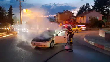 Burdur’da Otomobil Yangını: Sürücü Dumanı Fark Etti