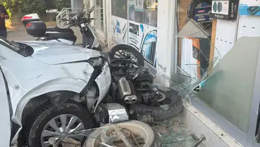 Serik'te Hafif Ticari Araç Kaldırımı Aşıp Motosikletleri Biçti