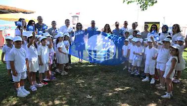 Kemer'de Ödüllü Halk Plajında Bayrak Göndere Çekildi