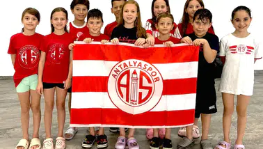 Antalyaspor'un Minik Kulaçlarından Havuzda Türkiye Derecesi