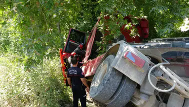 Manavgat'ta Kum Yüklü Çekici Dere Yatağına Devrildi