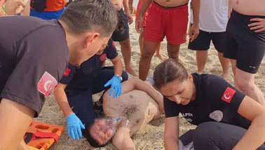 Alanya'da Dalgalara Kapılan Yüzücüyü Cankurtaran Kurtardı