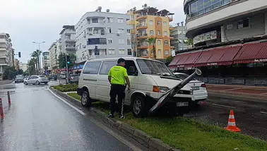 Antalya Manavgat’ta Yağmur Kazası: Kamyonet Refüje Çıktı